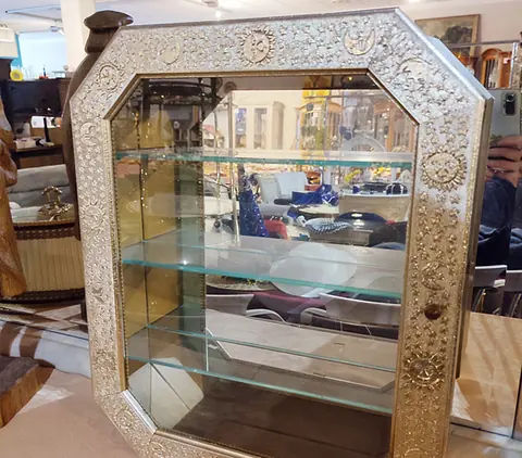 Verspiegelte Vitrine mit Glasböden und verziertem Rahmen im Verkaufsraum