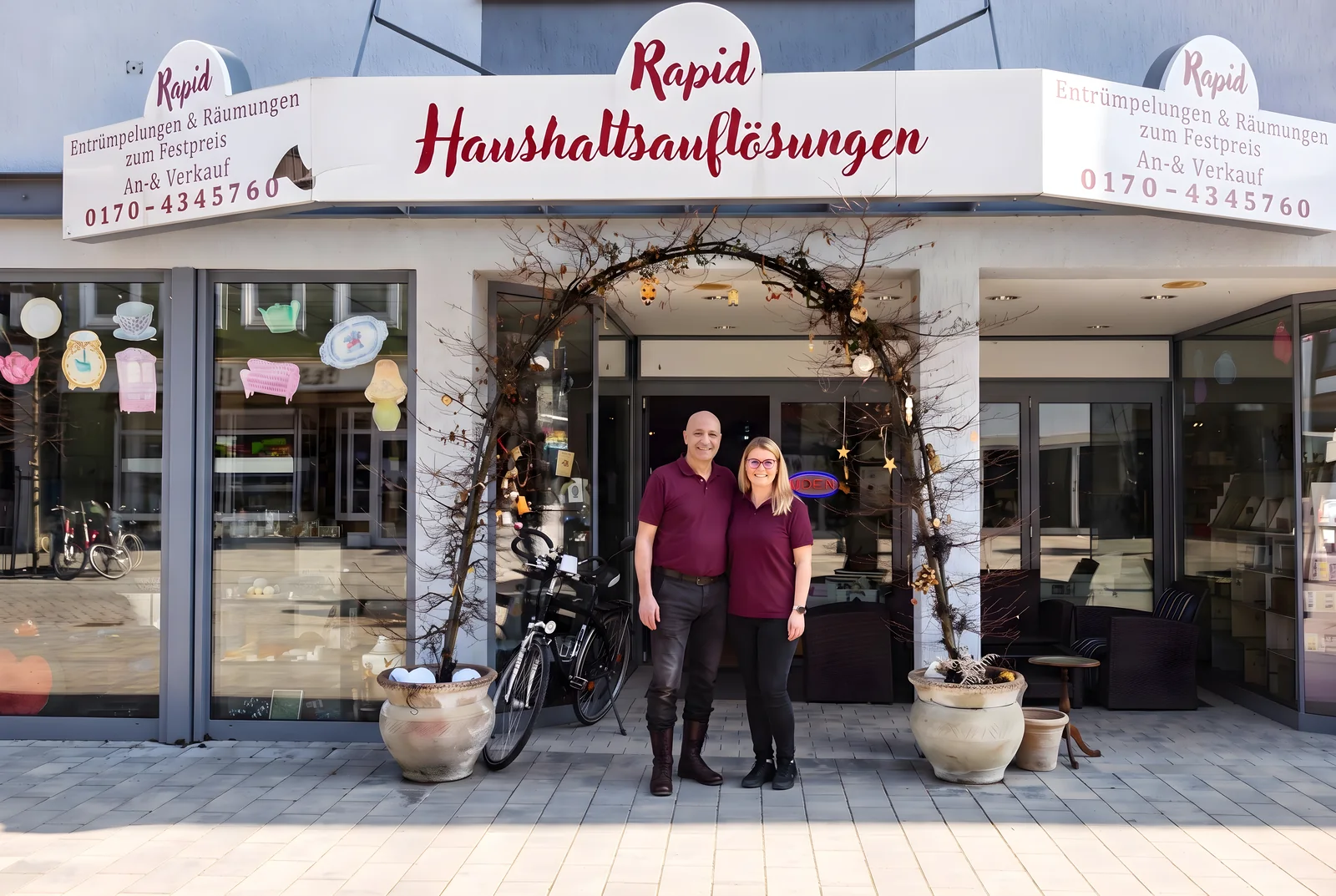 Hassen Saket und Daria Yeldynova vor dem Laden in der Obernstraße 36