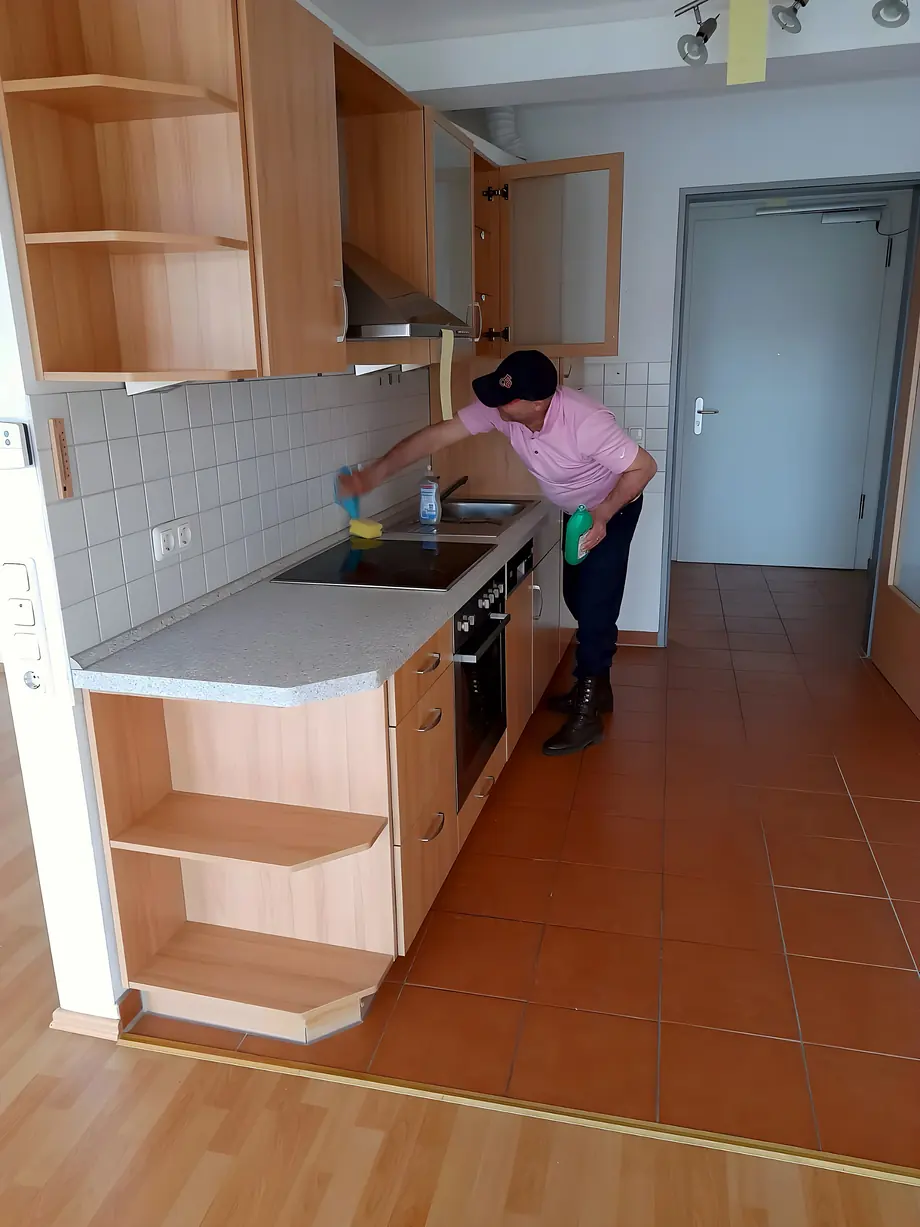 Hassen Saket reinigt die Küche einer geräumten Wohnung