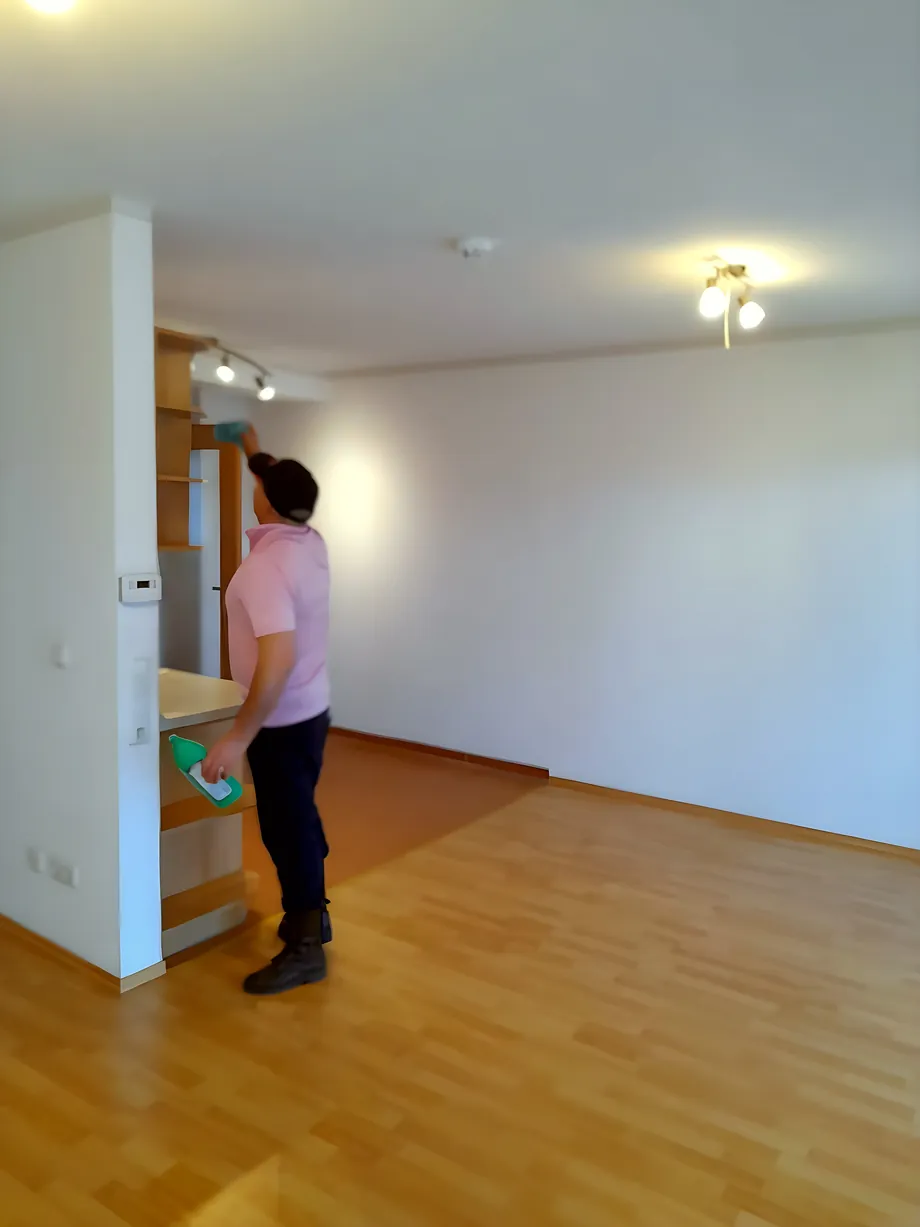 Leer geräumte Wohnung mit gefegtem Boden nach der Räumung